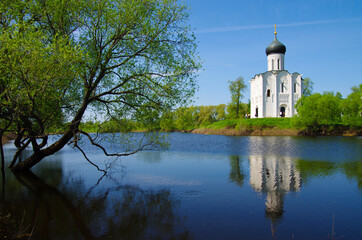 Obraz premium Russia, Bogolyubovo - May, 2021: Church of the Intercession on the Nerl. Orthodox church and a symbol of medieval Russia, Vladimir region