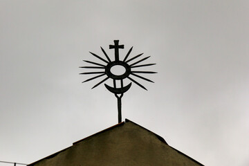 Christuskreuz nit Sonne im Strahlenkranz und liegender Halbmondsichel.