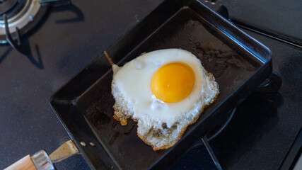 目玉焼きを作る。調理シーン。	