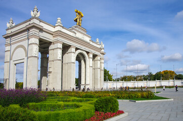 Obraz premium Moscow, Russia - September, 2021: Arch of the main entrance of VDNKh on a sunny autumn day
