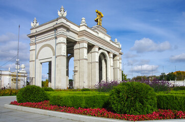 Obraz premium Moscow, Russia - September, 2021: Arch of the main entrance of VDNKh on a sunny autumn day
