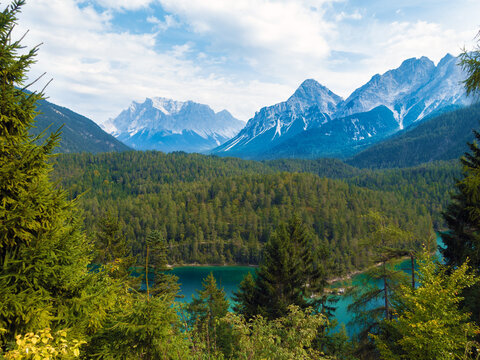 Blick vom Fernpass Zugspitzblick auf die Zugspitze in den Alpen mit Blindsee