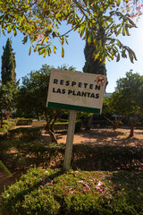 Poster displayed in a public park with the message written in Spanish 