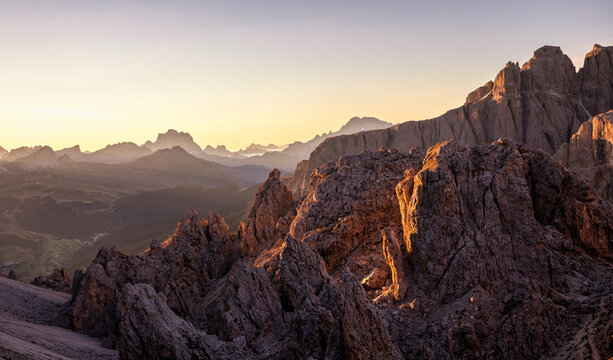 Blick Richtung Osten vom Cirjoch bei Sonnenaufgang / Eastern view from Furcela de Cir at Sunrise