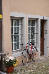 Fototapeta na wymiar bicycle in front of house