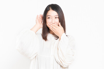 聞き耳を立てて噂話を聞いている主婦