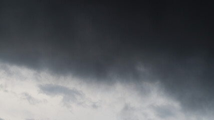 Ciel orageux, en fin d'après-midi.  Il aura beaucoup plu au passage de cet orage