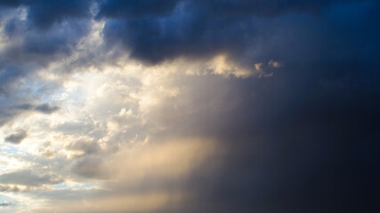 Fototapeta na wymiar Ciel orageux, en fin d'après-midi. Il aura beaucoup plu au passage de cet orage
