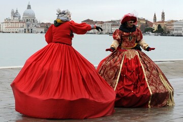 Couple costumé au carnaval de Venise Italie