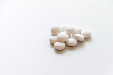 Fototapeta na wymiar 白いテーブルの上の白い錠剤