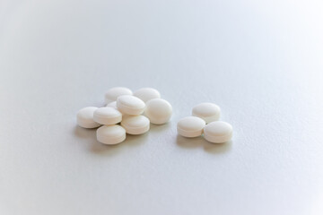 Fototapeta na wymiar テーブルの上の白い錠剤