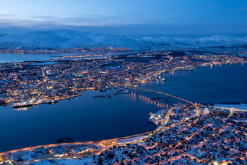 Fototapeta premium 夕暮れのトロムソの夜景