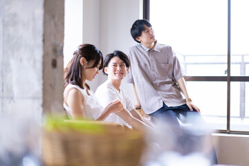 Fototapeta premium 家でスポーツの試合を観戦する若い男女