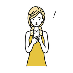 立ってスマートフォンを操作して何かに気づいて驚いたドレスの女性