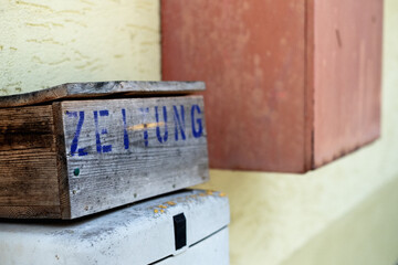 Zeitungskasten an einem Haus