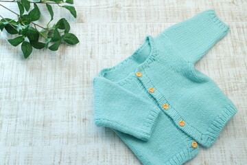 赤ちゃん用の手編みのセーター