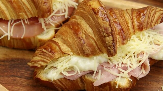 croissant au jambon sur une planche à découper