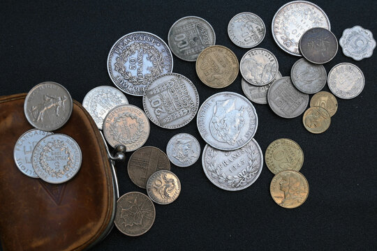 vieux porte monnaie en cuire et pièces de monnaies anciennes
