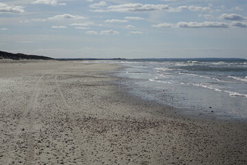 Obraz premium Looking south over Jammerbugt on Blokhus Strand (Blokhus Beach) on a sunny day, Northern Jutland, Denmark 