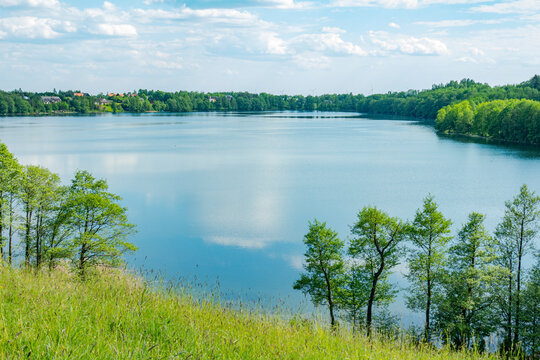 hańcza jezioro łąka drzewa las wieś dolina pagórki najgłębsze podlasie podlaskie suwalszczyzna krajobraz