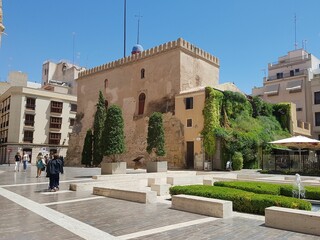 Torre en centro de ciudad