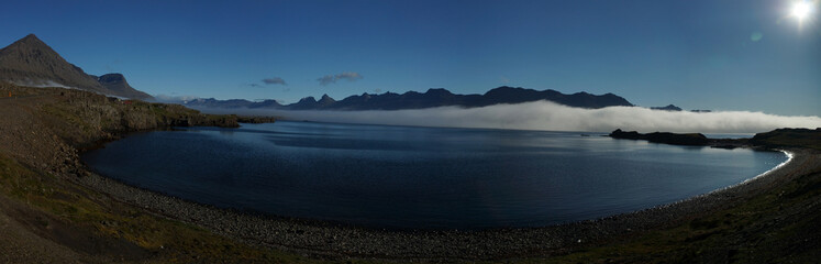 Morgensonne über den Ostfjorden in Island