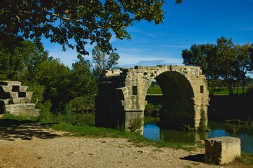 Pont,  vois Domitia et oppidum d'Ambrussum.