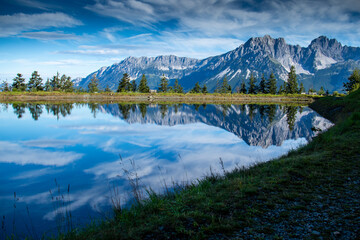 Ruhiges Panorama mit einem Bergsee