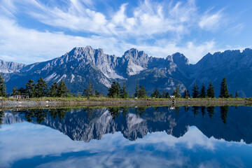 Bergsee mit Gebirge im Hintergrund