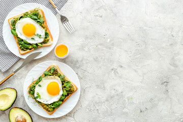 Sadwich with avocado eggs and spinach on toasted bread