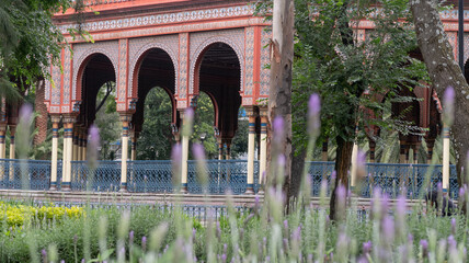 Kiosco morisco en la alameda de santa maría la ribera con doble foco a flores de lavanda