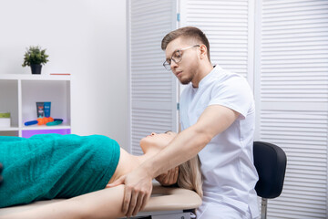 Obraz premium Therapist osteopathy working sports massage with shoulders of woman athlete