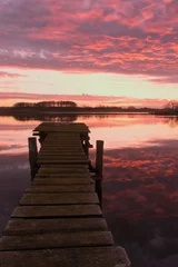 Photo sur Plexiglas Roze vue sur le lac avec un ciel de feu dramatique.