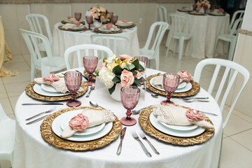 Mesa de convidados decorada para festa.
