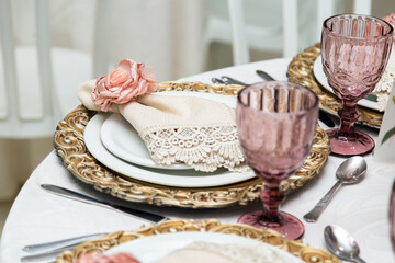 Detalhes de mesa de convidados decorada para um evento. Mesa de festa.