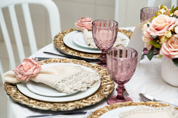 Detalhes de mesa de convidados decorada para um evento. Mesa de festa.