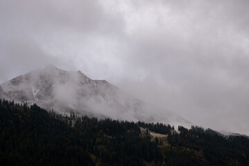 Nebel in der Bergwelt der Tiroler Alpen (Österreich)