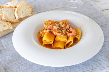 Paccheri alla crema di Nduja con gamberi rossi e mandorle tostate