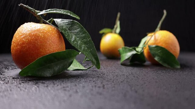 Gocce d'acqua cadono sui mandarini