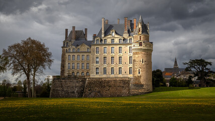 Le château de Brissac, plus haut château de France, situé dans le département du Maine-et-Loire dans le Val de Loire - obrazy, fototapety, plakaty