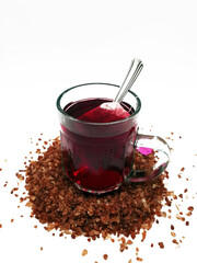 Roter Tee im Glas freigestellt auf weißem Hintergrund
