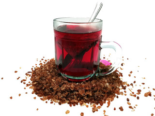 Roter Tee im Glas freigestellt auf weißem Hintergrund