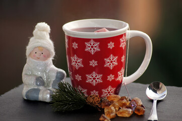 Roter Tee im Glas freigestellt auf weißem Hintergrund