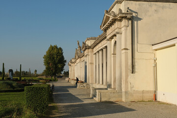 Il cimitero cittadino di Caravaggio in provincia di Bergamo, Lombardia, Italia.