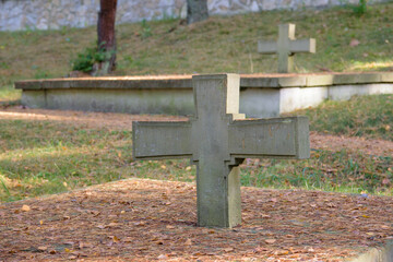 Krzyż na cmentarzu. Uroczystość Wszystkich Świętych. 1 listopada - obrazy, fototapety, plakaty