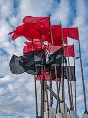 rote und schwarze Flaggen in einem Fischerort in Dänemark
