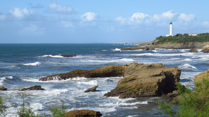 Panorama sur la baie de Biarritz dans le Pays Basque, avec vue sur le phare, la mer (océan...