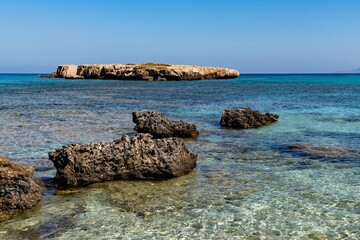 Felsen im Meer in der Blauen Lagune im Akamas Nationalpark in der Region Paphos auf Zypern