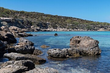 Fototapeta na wymiar Felsen an der Küste der Blauen Lagune im Akamas Nationalpark in der Region Paphos auf Zypern