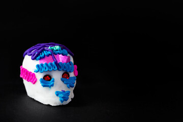 Calavera de azúcar de día de muertos con fondo negro.